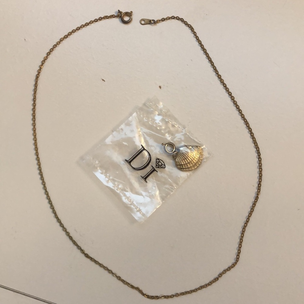 Shell Charm and Gold Chain - Picture 2 of 2